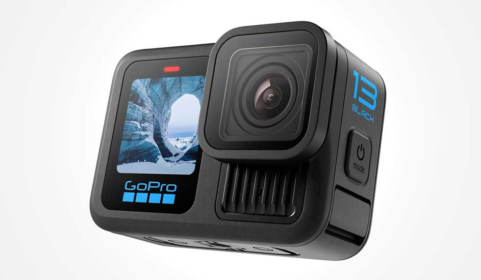 Een zwarte GoPro HERO13 Black actiecamera met groothoeklens, kleurenscherm aan de voorkant en blauwe merknaam links onder het scherm.