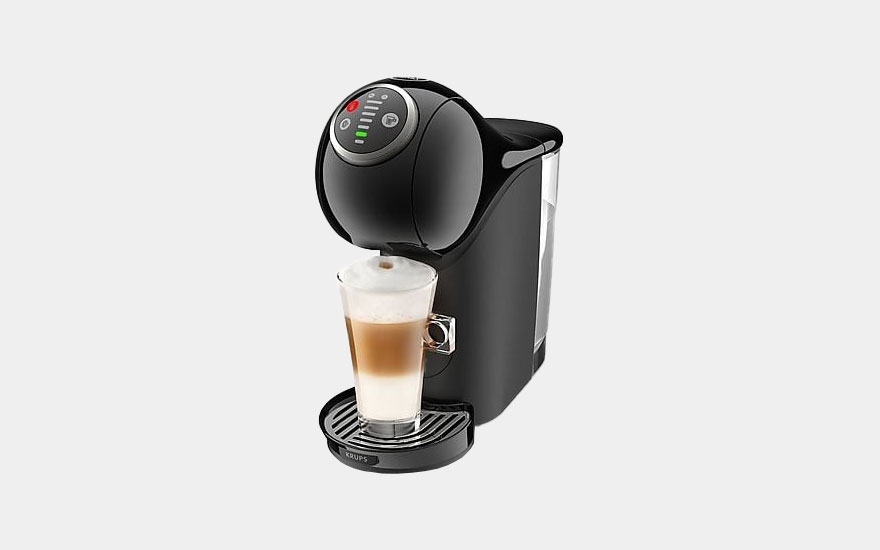 Een zwarte Philips koffiemachine met een scherm, een melkreservoir en een kopje cappuccino.