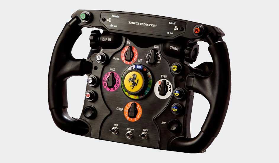 Zwart racestuur met knoppen, draaiknoppen en schakelaars tegen een witte achtergrond. Het stuur heeft een Ferrari-logo in het midden.