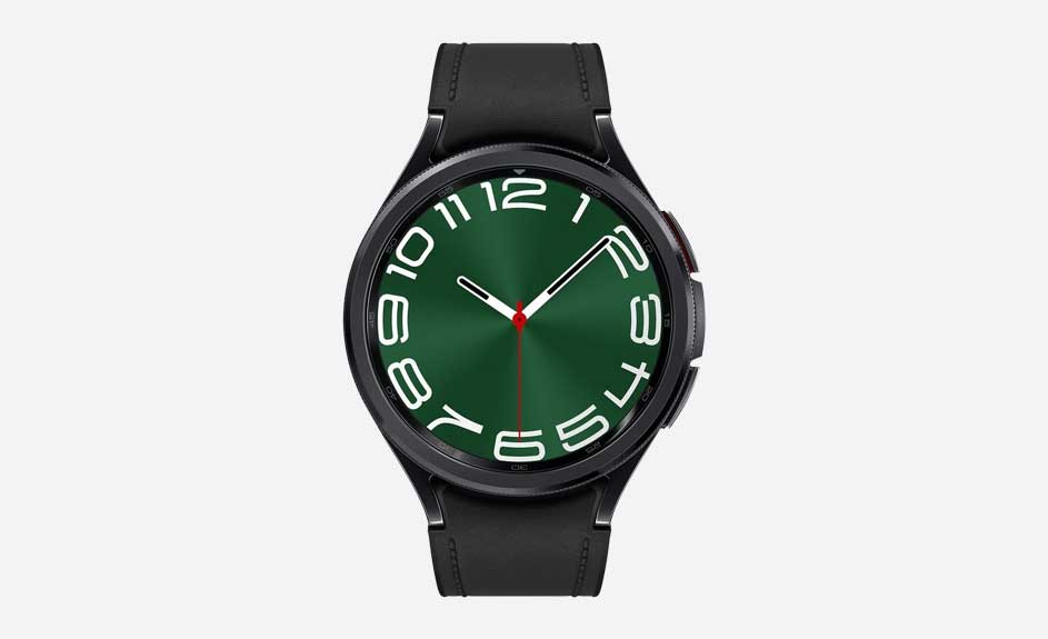 Montre noire avec cadran vert, chiffres blancs et aiguilles blanches et rouges, sur fond blanc.