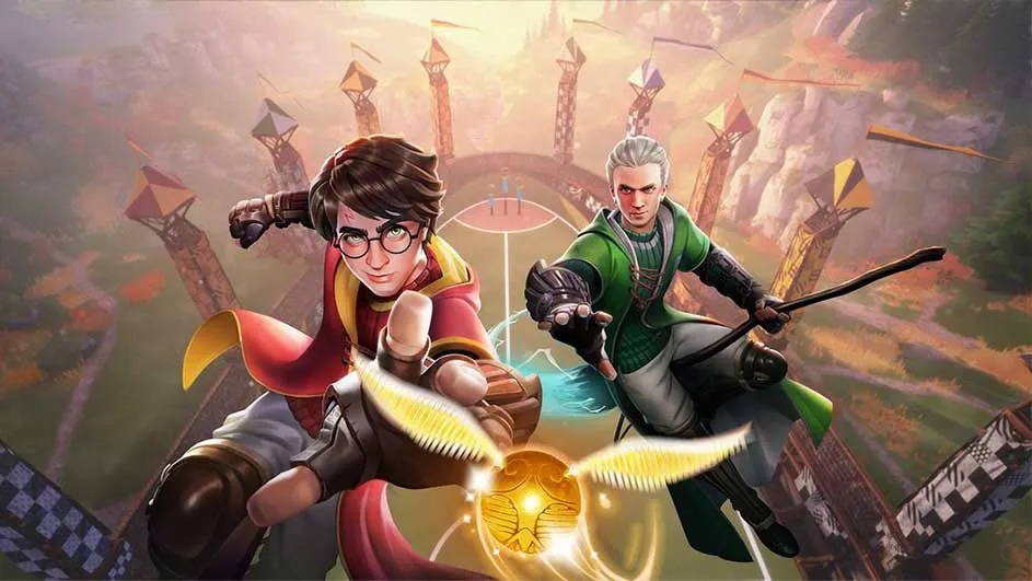 Deux joueurs de Quidditch sur des balais, un en rouge, l'autre en vert, avec un vif d'or au premier plan et des tours en arrière-plan.