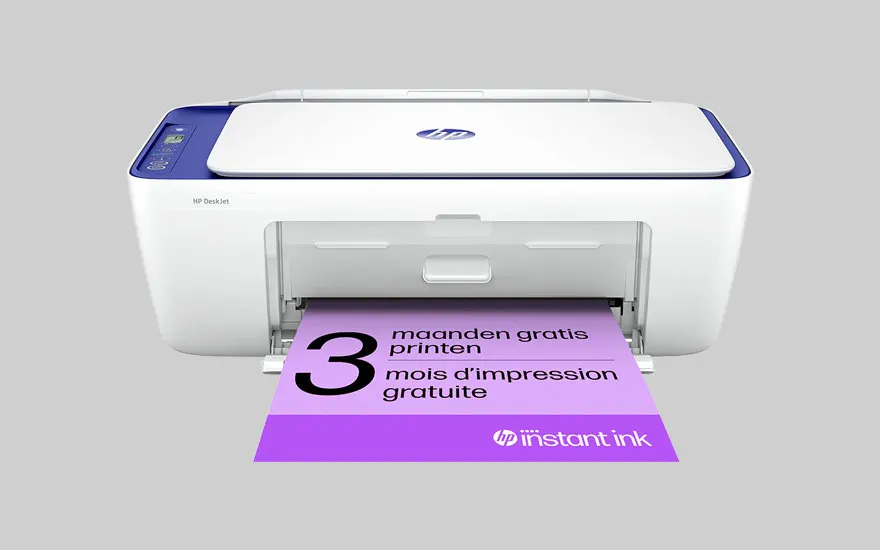 Witte printer met blauwe accenten. Paars papier met "3 maanden gratis printen" komt eruit. Grijze achtergrond.