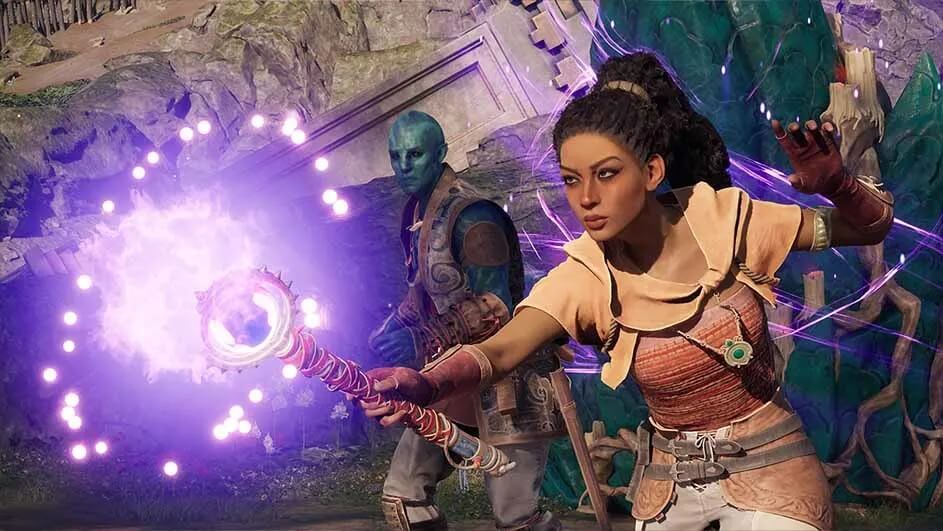 Une femme tient un bâton lumineux violet dans un décor d'extérieur rocheux avec un homme bleu en arrière-plan.