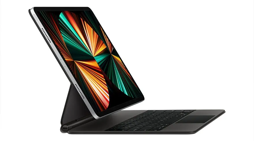 Een tablet met een kleurrijk scherm is bevestigd aan een donker toetsenbord op een witte achtergrond.