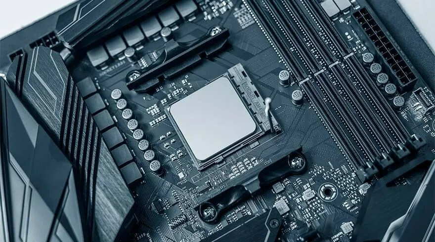 Een close-up van een zwart moederbord met een CPU-socket en verschillende componenten.