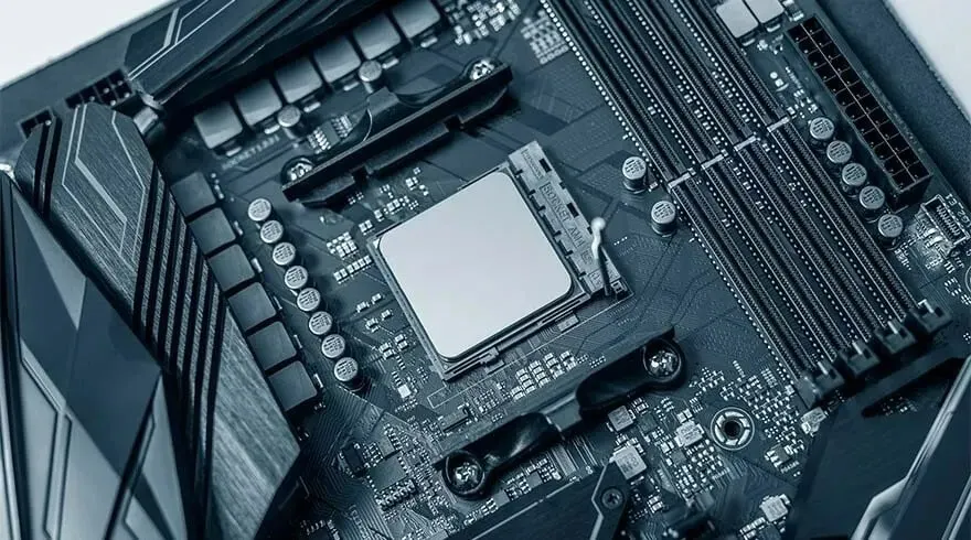 Een close-up van een zwart moederbord met een CPU-socket en verschillende componenten.