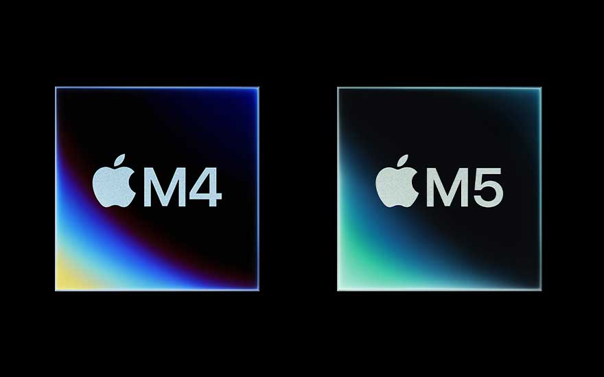Deux puces Apple sombres sont comparées sur fond noir : la M4 se trouve à gauche et la puce M5 plus récente à droite.