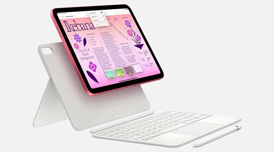 Roze tablet met scherm op witte hoes met toetsenbord en pen, tegen een witte achtergrond.