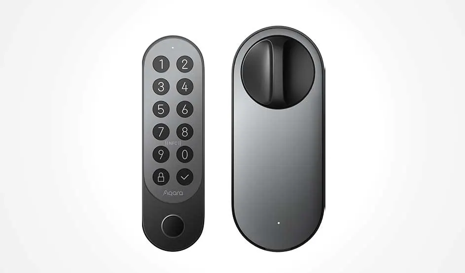 Een slimme Aqara-deurslotset toont een toetsenpaneel en een strak binnenpaneel in zwart en grijs op lichte achtergrond.