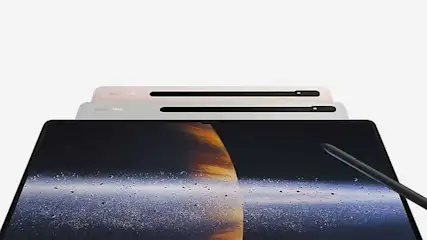 Zicht op tablets met een stylus. Het scherm toont een planeet. De achtergrond is wit.