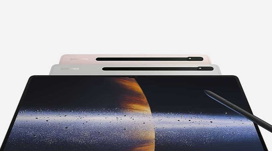 Tablette avec stylet sur écran montrant une planète et des anneaux, sur fond blanc. Deux autres tablettes sont derrière.