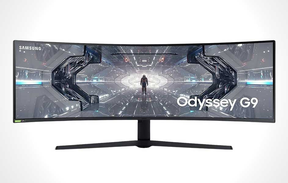 Een Samsung Odyssey G9 monitor staat op een voet. Het scherm toont een grijze futuristische gang met een figuur.
