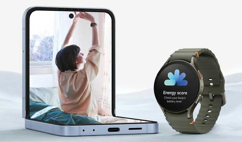 Un smartphone pliable affiche une femme s'étirant près d'une fenêtre. À côté d'une montre intelligente affichant "Energy score". Gadgets modernes sur fond clair.
