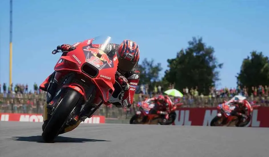 Une course de motos avec des motos rouges qui se penchent dans un virage sur une piste grise par une journée ensoleillée.