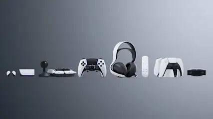 Witte en zwarte PlayStation 5-accessoires, waaronder een controller, headset en afstandsbediening, op een grijze achtergrond.