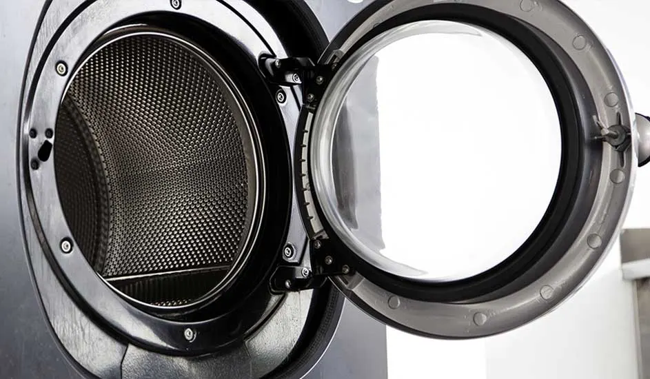De deur van een wasmachine staat open en toont de lege trommel in detail. Geen merk is zichtbaar op het apparaat.
