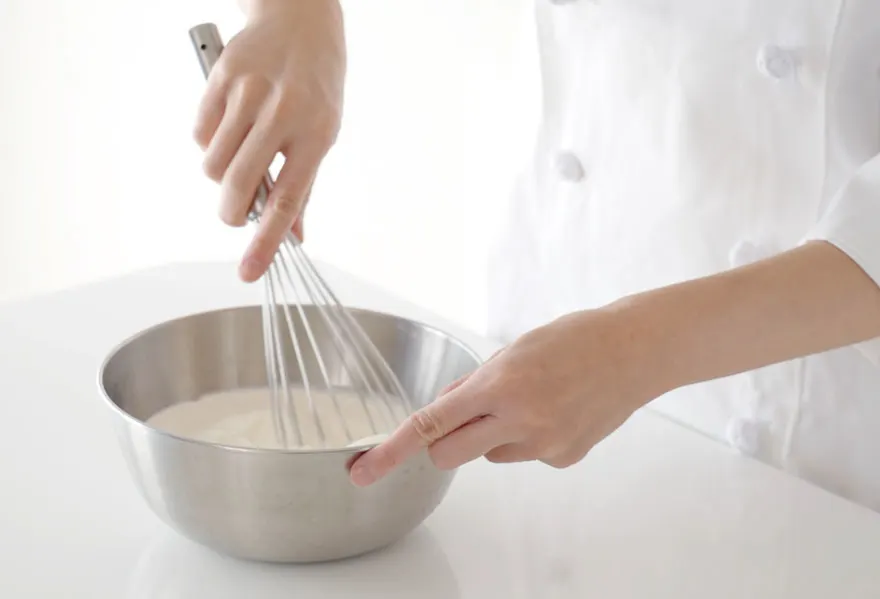 Astuce 2 : faire de la mousse de lait avec un fouet manuel 