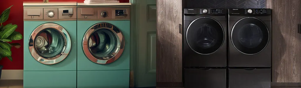 Deux paires de lave-linge. À gauche, deux appareils bleu pastel avec des garnitures argentées, à droite, deux appareils foncés modernes.