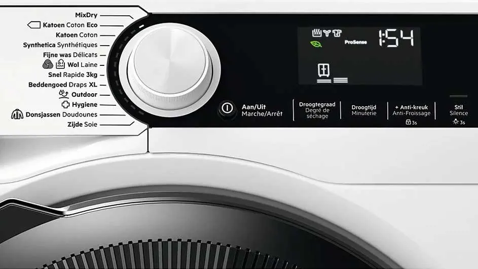 Gros plan sur le panneau de commande blanc d'un sèche-linge. On y voit un cadran, un écran numérique et des options de réglage.