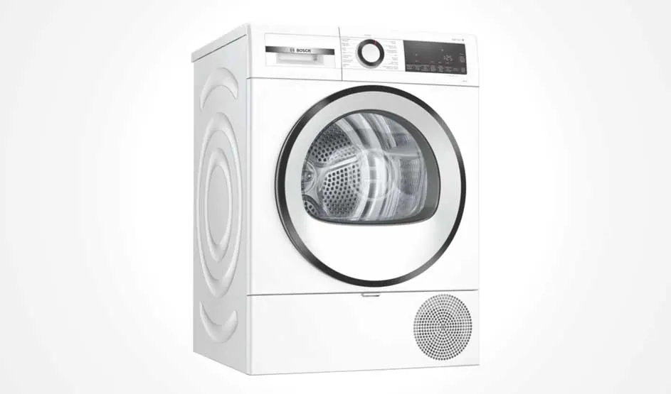 Un sèche-linge blanc Bosch avec porte ronde et écran digital est posé sur fond clair, la marque Bosch est bien visible en haut à gauche.