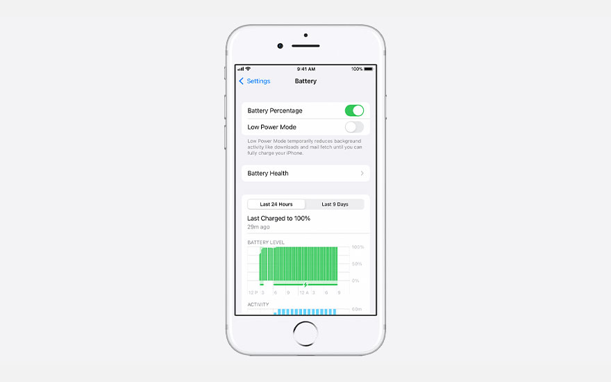 Un iPhone blanc affiche l'écran "Batterie" des paramètres, montrant le pourcentage et l'état de la batterie avec un graphique vert.
