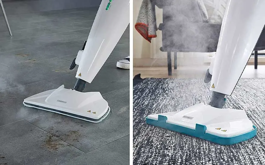 Deux images montrent un nettoyeur vapeur blanc et bleu en action sur un sol carrelé et un tapis, avec de la vapeur visible.
