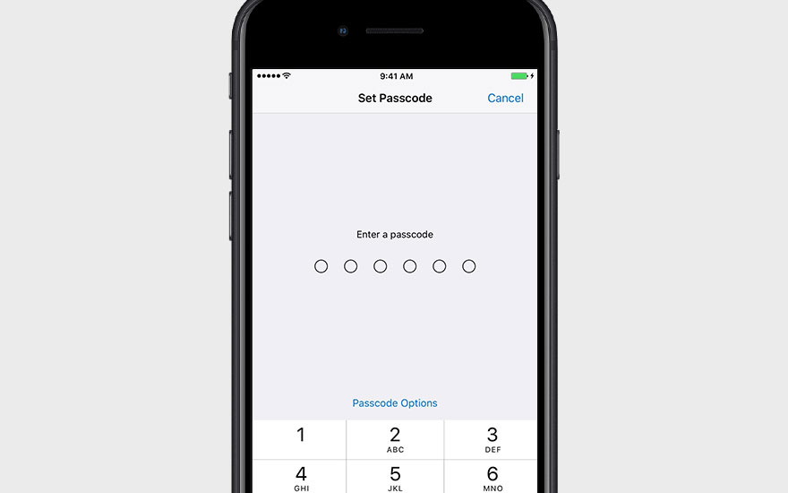 Zwarte smartphone toont 'Set Passcode' scherm met numeriek toetsenbord en de tekst 'Enter a passcode'.