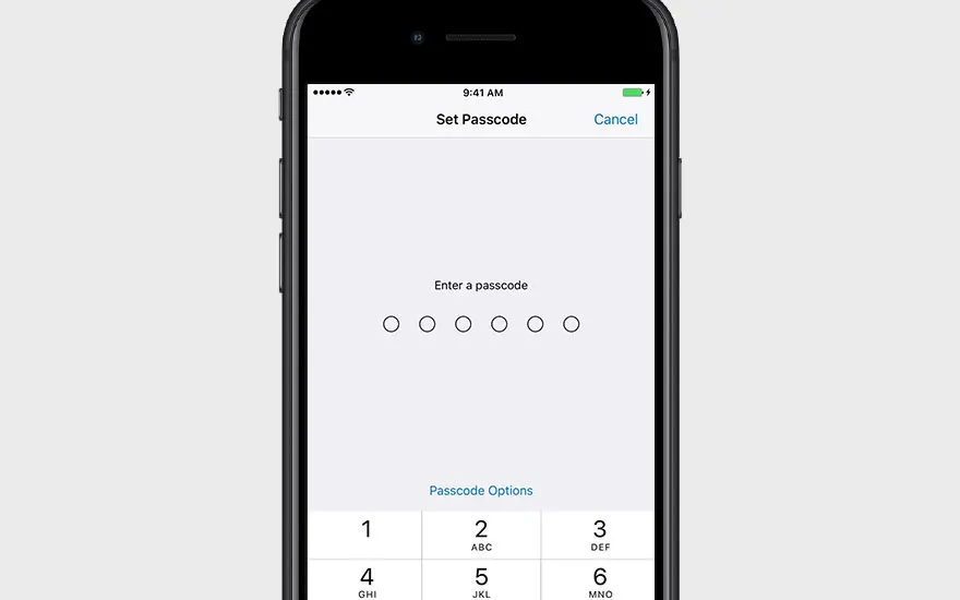Zwarte smartphone toont 'Set Passcode' scherm met numeriek toetsenbord en de tekst 'Enter a passcode'.