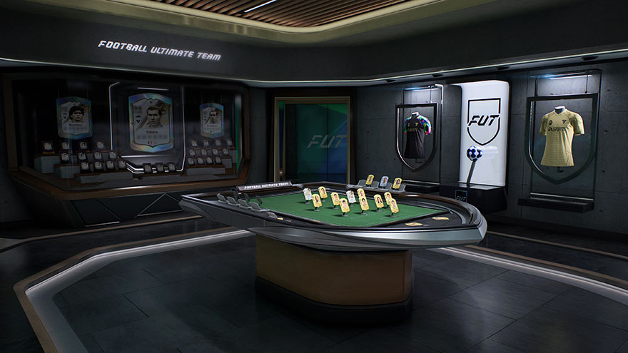 Une salle numérique Football Ultimate Team avec une table tactique, des cartes de joueurs et des maillots de football exposés aux murs.