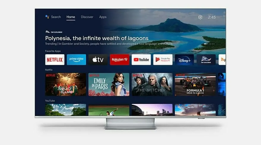 Écran TV affichant un menu avec des applications comme Netflix et YouTube, sur fond de paysage marin bleu.