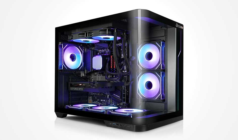 Glazen gaming-pc met veel paarse RGB-ventilatoren en waterkoeling; binnenin is een GeForce RTX zichtbaar, op witte achtergrond.