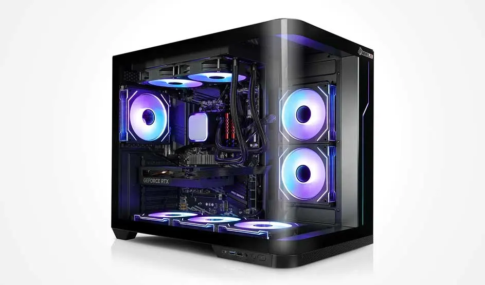 Glazen gaming-pc met veel paarse RGB-ventilatoren en waterkoeling; binnenin is een GeForce RTX zichtbaar, op witte achtergrond.