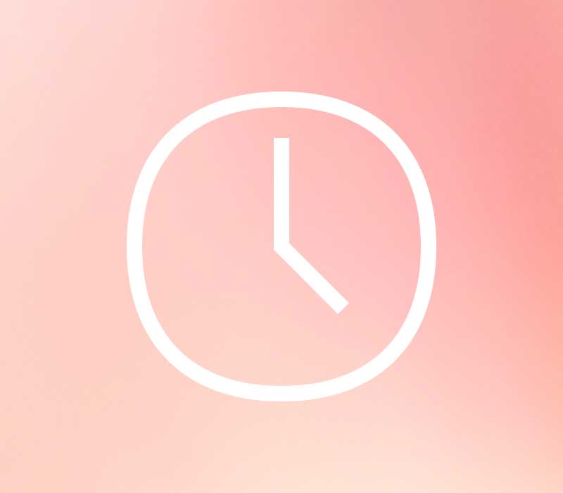 Witte klok op een roze achtergrond. De tijd is 12:20. De achtergrond heeft een licht roze gradiënt.