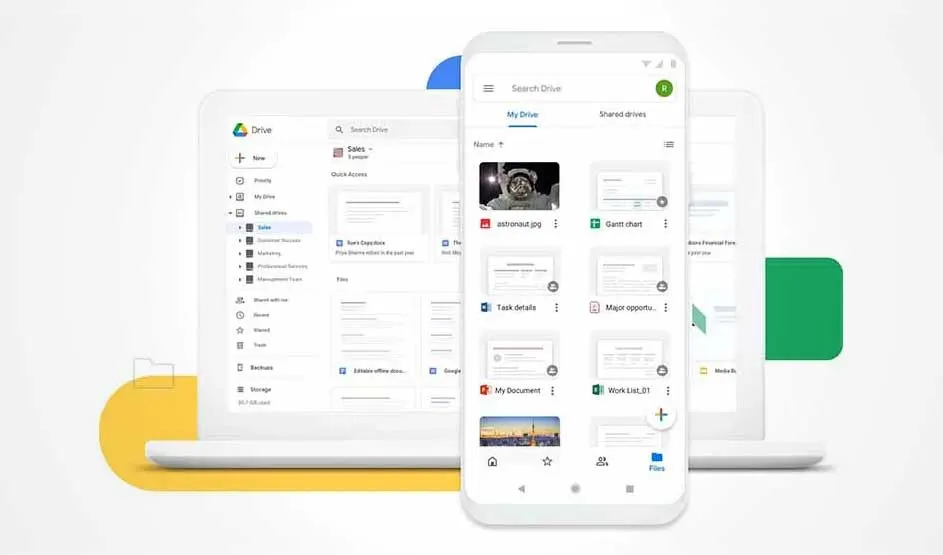 Een laptop, tablet en smartphone tonen de Google Drive-interface met bestanden en mappen, op een witte achtergrond.