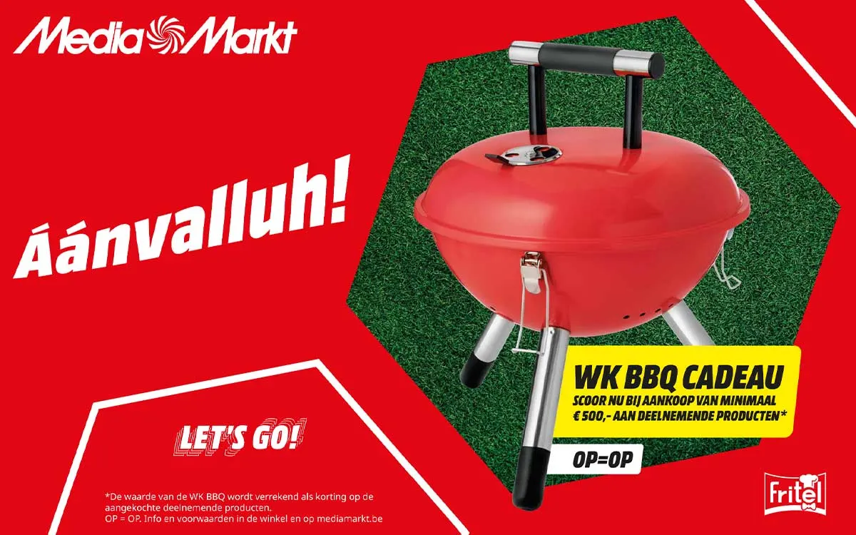 Een rode MediaMarkt-affiche toont een rode barbecue als WK-cadeau, met sterke promotietekst en een grasachtige achtergrond.