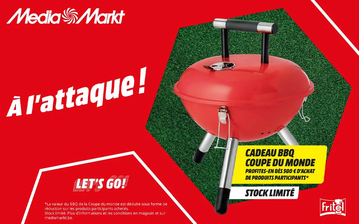 ne affiche rouge en français chez MediaMarkt présente un barbecue cadeau Coupe du monde, avec couleurs vives et stock limité.