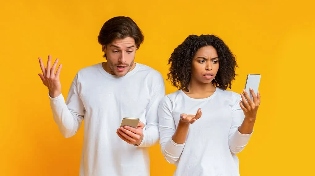 Sur fond jaune uni, deux personnes en t-shirts blancs tiennent des smartphones avec une expression confuse.