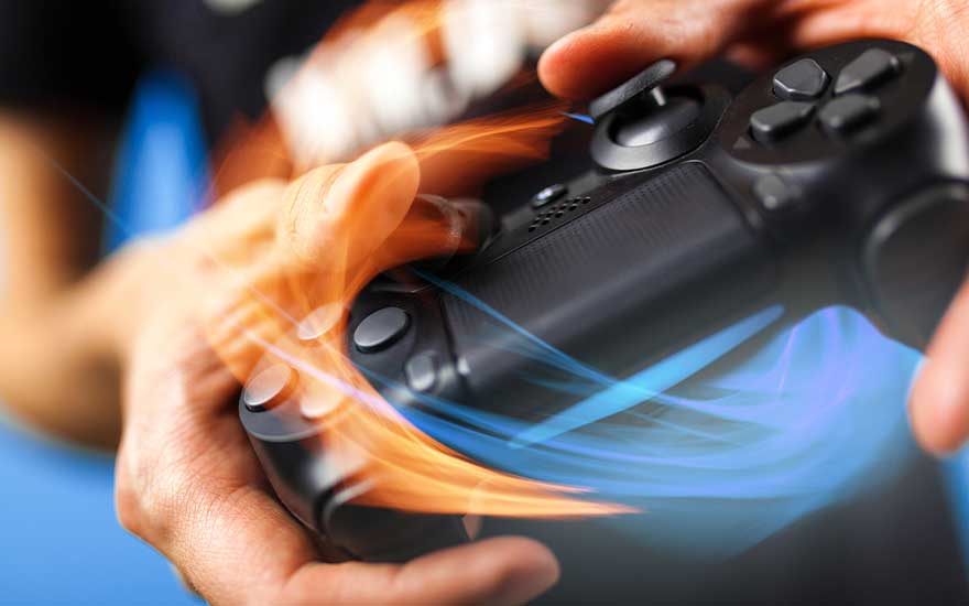 Une manette de jeu noire est tenue à deux mains, avec des effets de lumière bleus et orange.