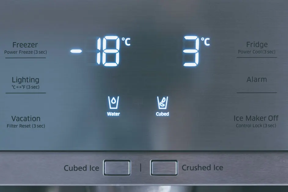 Écran de réfrigérateur affichant -18°C pour le congélateur et 3°C pour le réfrigérateur. Options pour eau, glaçons et glace pilée.
