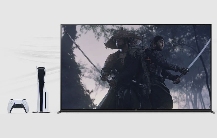 Une console PlayStation 5 et sa manette à côté d'un écran de télévision affichant un jeu vidéo de samouraïs dans une forêt.