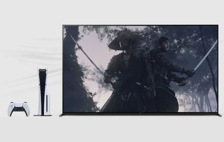 Une console PlayStation 5 et sa manette à côté d'un écran de télévision affichant un jeu vidéo de samouraïs dans une forêt.