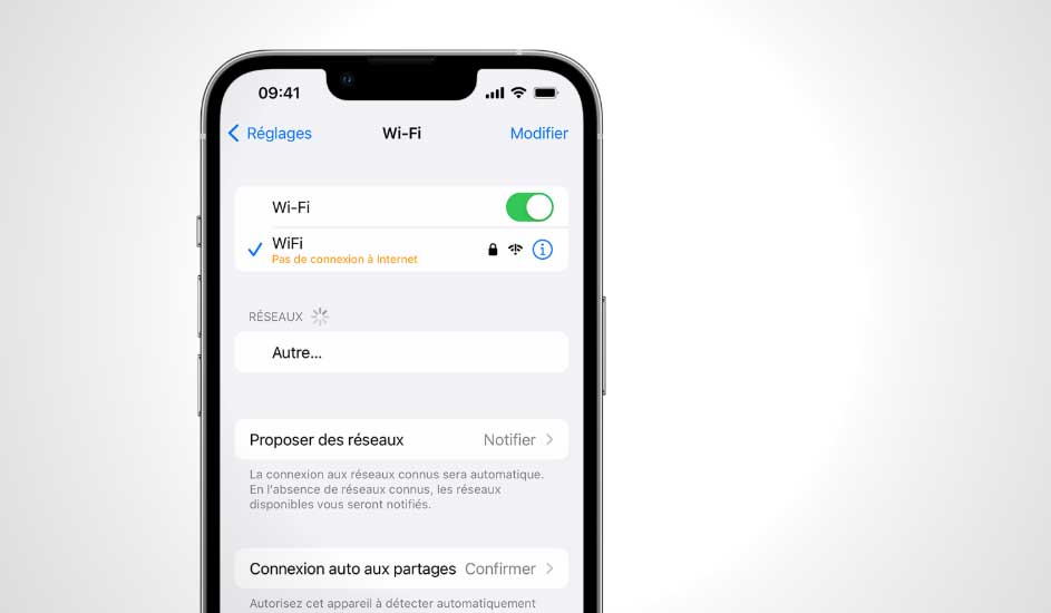 Un iPhone affiche les paramètres Wi-Fi sur un fond blanc uni. L'option Wi-Fi est activée et connectée.