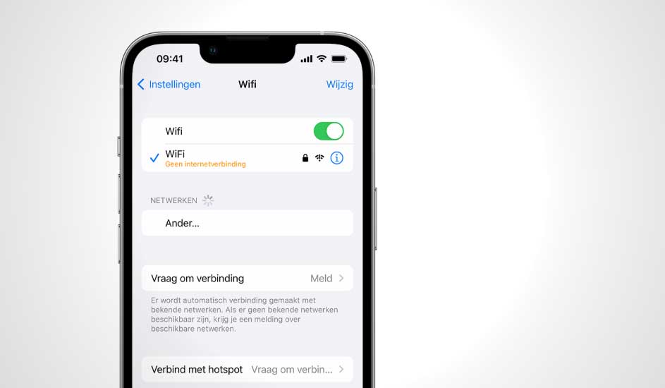 Een iPhone toont het 'Wifi' instellingenscherm op een witte achtergrond. De Wifi-schakelaar staat aan, maar er is geen internetverbinding.