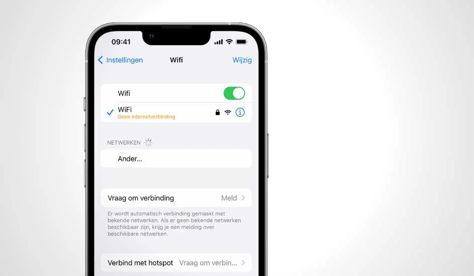 Een iPhone toont het 'Wifi' instellingenscherm op een witte achtergrond. De Wifi-schakelaar staat aan, maar er is geen internetverbinding.