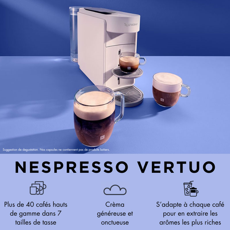 Machine à café Nespresso Vertuo blanche avec trois tasses de café, chacune surmontée d'une crème onctueuse. Ses avantages sont détaillés ci-dessous : sept tailles de tasse et plus de quarante mélanges uniques, une crème douce et riche caractéristique, et chaque mélange est préparé individuellement pour une extraction optimale des arômes.