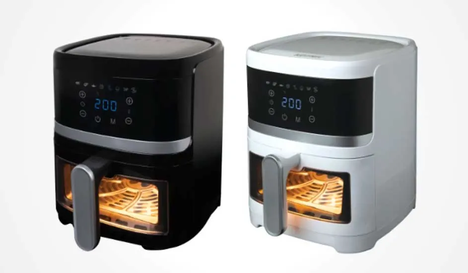 Twee Koenic airfryers, één zwart en één wit, met digitale displays en doorzichtige lades met verlichting, staan naast elkaar.
