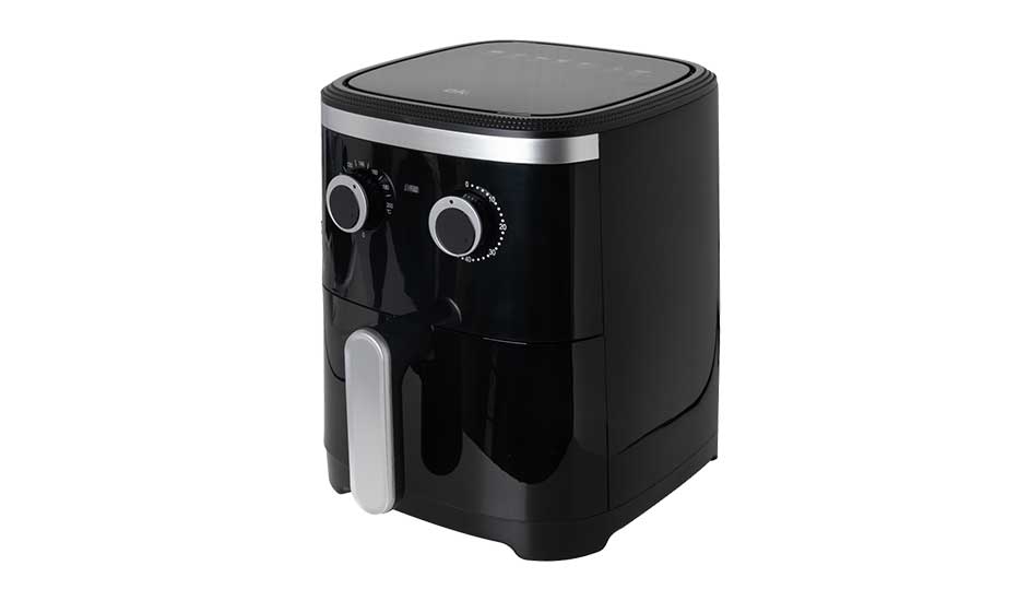 Friteuse à air noire brillante avec deux boutons de réglage pour le temps et la température et une grande poignée frontale.