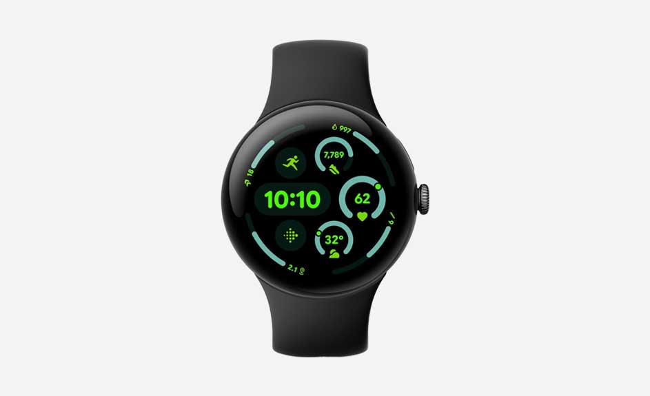 Een zwarte smartwatch toont 10:10 op een zwart scherm met groene gegevens, zoals stappen en temperatuur.