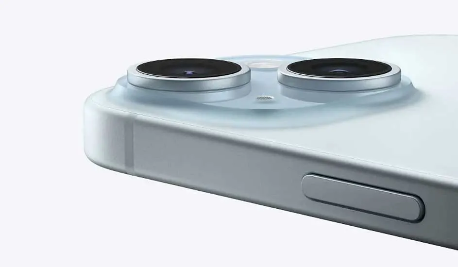 Close-up van twee grote cameralenzen op een lichtblauwe Apple iPhone, met een zilveren knop aan de zijkant.