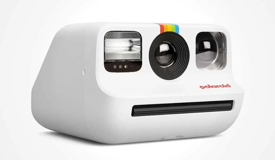 Witte Polaroid-camera met regenboogstreep, lens in het midden en flitser links. Modern en compact ontwerp.